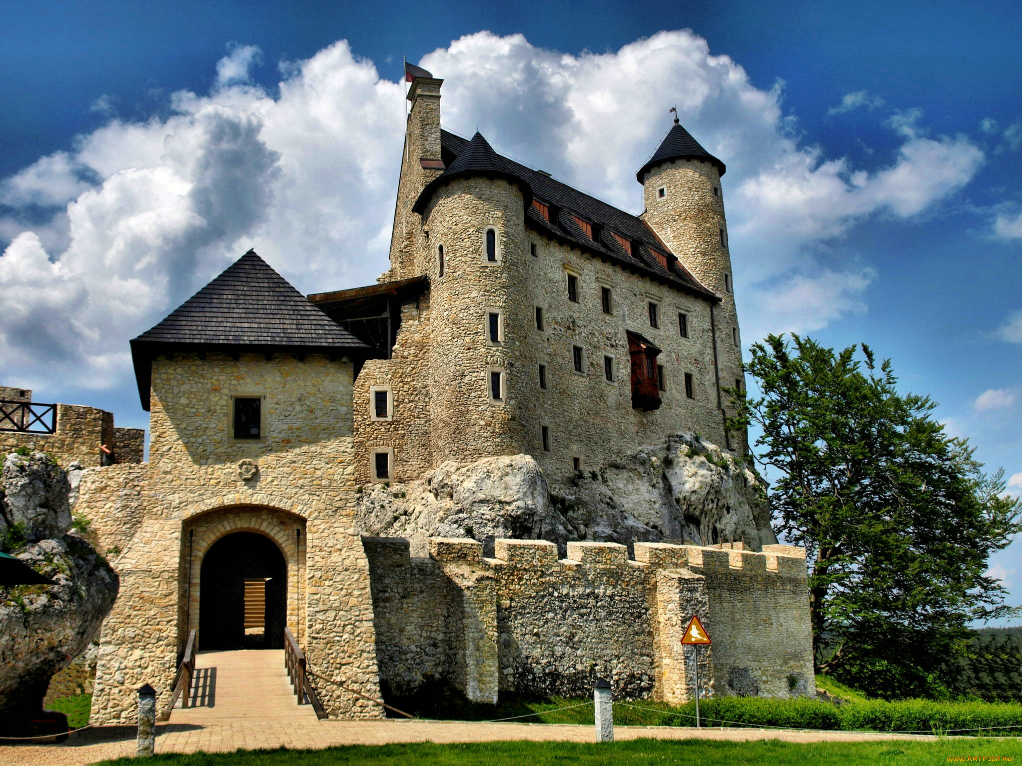 Замок сх. Боболице (замок, Польша). Замок Крессэ Франция. Замок Кройценштайн Австрия. Донжон в средневековом замке.
